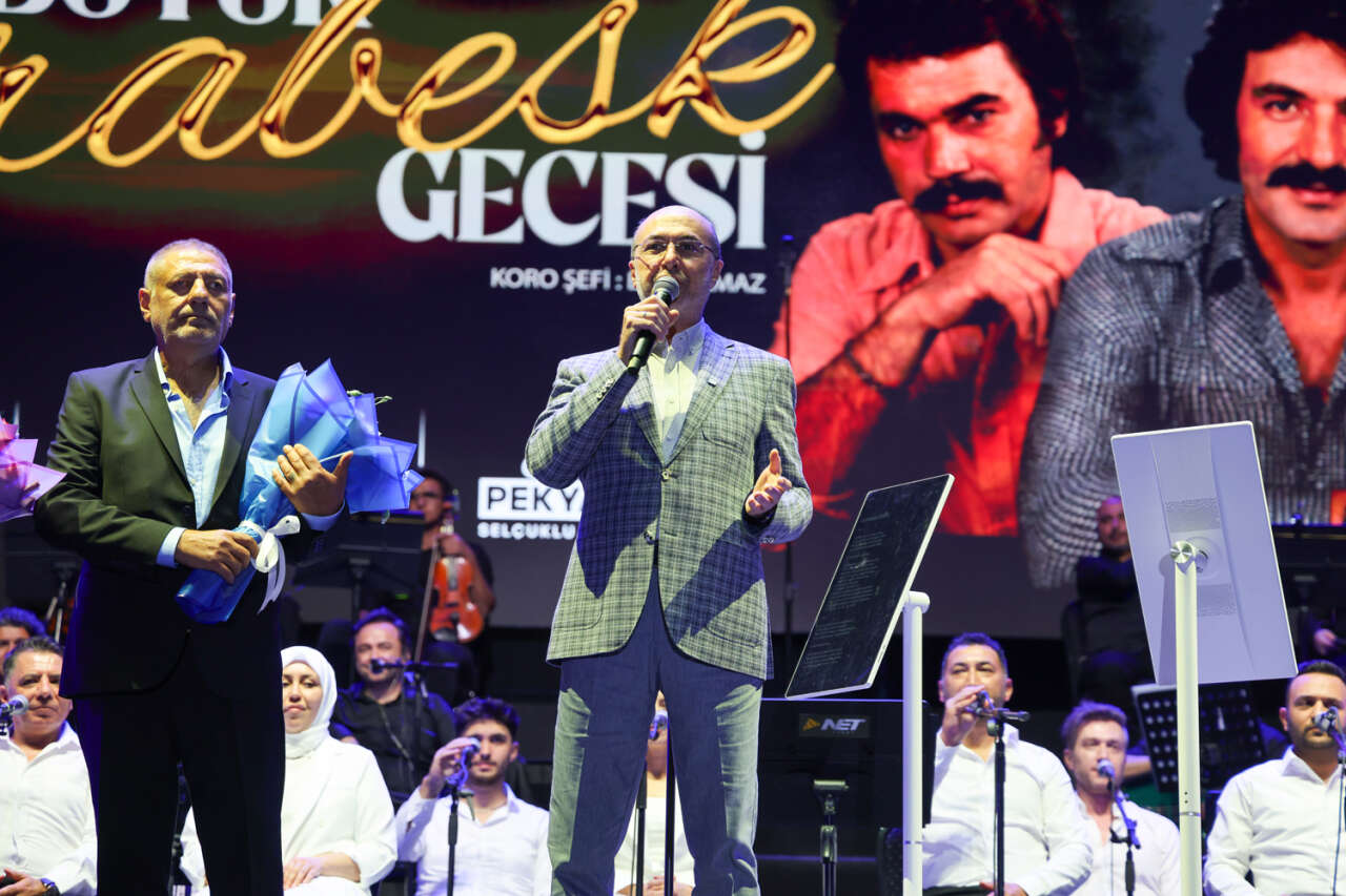 Selçuklu’da arabesk rüzgarı! Binlerce kişi efsanelerin şarkılarını söyledi 10